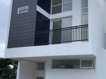 Rumah luas dan siap huni 2 lantai di Jatihandap harga Murah