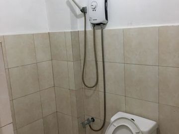 MALIBAY PASAY CITY NEAR EDSA 25-ROOMS STAFF HOUSE BLDG
