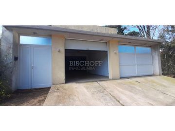 CASA 4 AMB. CON AMPLIO TERRENO, GARAGE PARA 3 VEHICULOS.