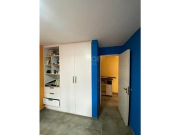 CASA 4 AMB. CON AMPLIO TERRENO, GARAGE PARA 3 VEHICULOS.