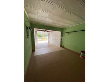 CASA 4 AMB. CON AMPLIO TERRENO, GARAGE PARA 3 VEHICULOS.