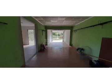 CASA 4 AMB. CON AMPLIO TERRENO, GARAGE PARA 3 VEHICULOS.