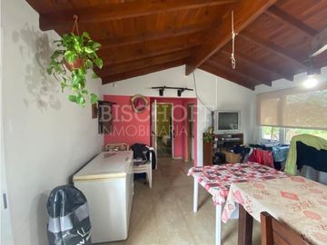 CASA 4 AMB. CON AMPLIO TERRENO, GARAGE PARA 3 VEHICULOS.