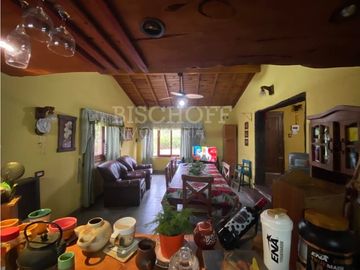 CASA 4 AMB. CON AMPLIO TERRENO, GARAGE PARA 3 VEHICULOS.