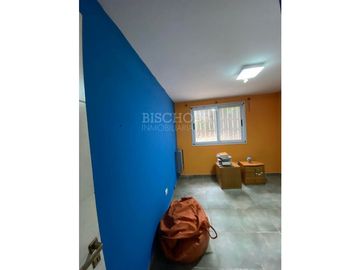 CASA 4 AMB. CON AMPLIO TERRENO, GARAGE PARA 3 VEHICULOS.