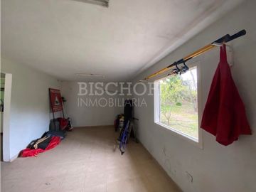 CASA 4 AMB. CON AMPLIO TERRENO, GARAGE PARA 3 VEHICULOS.