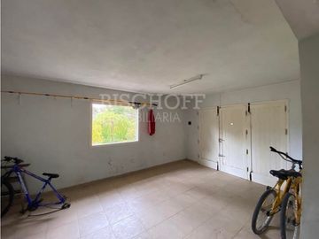 CASA 4 AMB. CON AMPLIO TERRENO, GARAGE PARA 3 VEHICULOS.