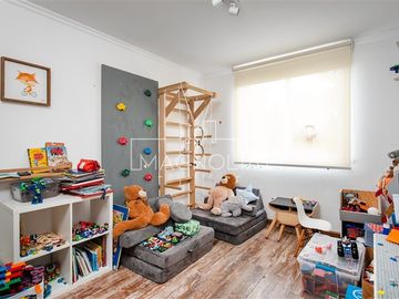 Casa en venta de 3 dorm 3 baños mas Serv en Lo Barnechea