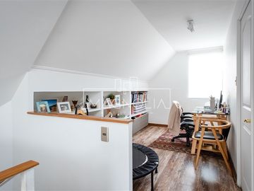 Casa en venta de 3 dorm 3 baños mas Serv en Lo Barnechea