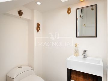 Casa en venta de 3 dorm 3 baños mas Serv en Lo Barnechea