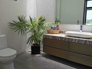 CASA EN RENTA Y VENTA CON IMPRESIONANTE VISTA AL LAGO