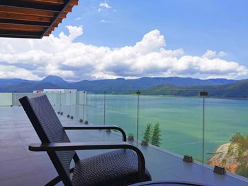 CASA EN RENTA Y VENTA CON IMPRESIONANTE VISTA AL LAGO