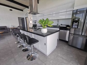 CASA EN RENTA Y VENTA CON IMPRESIONANTE VISTA AL LAGO