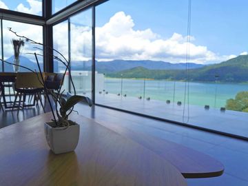 CASA EN RENTA Y VENTA CON IMPRESIONANTE VISTA AL LAGO