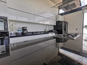 CASA EN RENTA Y VENTA CON IMPRESIONANTE VISTA AL LAGO