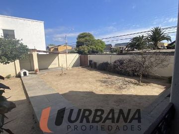 AMPLIA CASA EN SECTOR COMERCIAL COQUIMBO