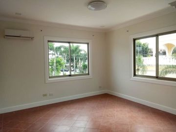 Spacious House for SALE with 4 Bedroom in Friendship Angeles City