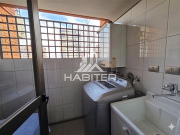 3 dormitorios 3 baños 2 estac y bodega! Metro Escuela Milit