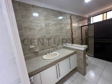 Se Vende Amplio Departamento Remodelado de Oportunidad en Urdesa