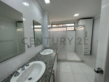 Se Vende Amplio Departamento Remodelado de Oportunidad en Urdesa