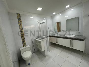 Se Vende Amplio Departamento Remodelado de Oportunidad en Urdesa