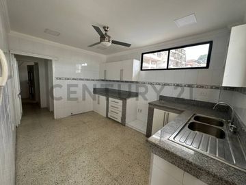 Se Vende Amplio Departamento Remodelado de Oportunidad en Urdesa