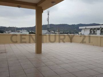 Se Vende Amplio Departamento Remodelado de Oportunidad en Urdesa