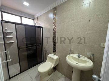 Se Vende Amplio Departamento Remodelado de Oportunidad en Urdesa