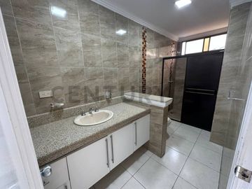 Se Vende Amplio Departamento Remodelado de Oportunidad en Urdesa