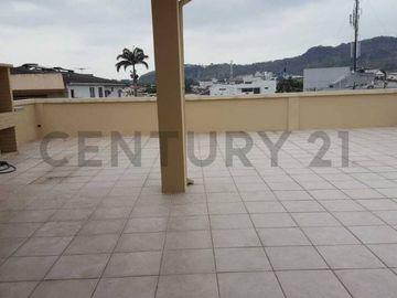 Se Vende Amplio Departamento Remodelado de Oportunidad en Urdesa