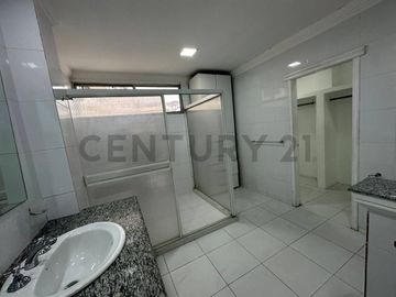 Se Vende Amplio Departamento Remodelado de Oportunidad en Urdesa