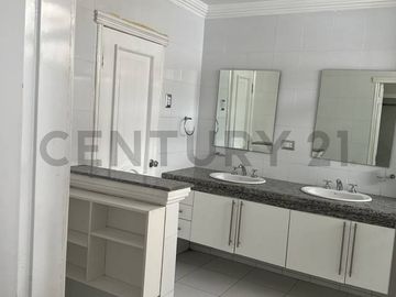 Se Vende Amplio Departamento Remodelado de Oportunidad en Urdesa