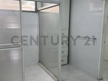 Se Vende Amplio Departamento Remodelado de Oportunidad en Urdesa