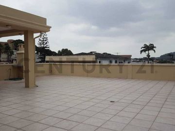 Se Vende Amplio Departamento Remodelado de Oportunidad en Urdesa