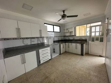 Se Vende Amplio Departamento Remodelado de Oportunidad en Urdesa