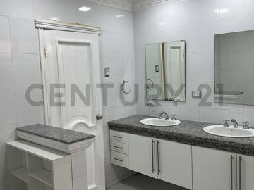 Se Vende Amplio Departamento Remodelado de Oportunidad en Urdesa