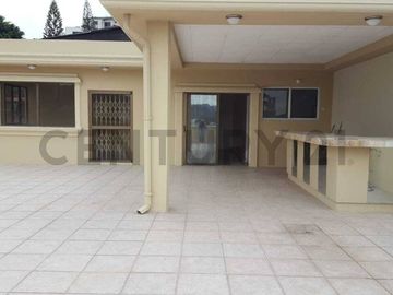 Se Vende Amplio Departamento Remodelado de Oportunidad en Urdesa