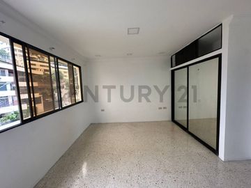 Se Vende Amplio Departamento Remodelado de Oportunidad en Urdesa