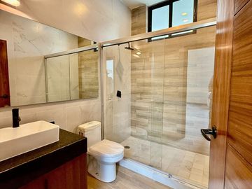 Casa en Venta en Coto Privado de 4 Recámaras con Alberca Zona Norte de Colima