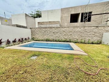 Casa en Venta en Coto Privado de 4 Recámaras con Alberca Zona Norte de Colima