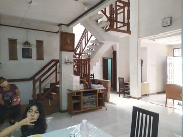 Rumah 2 lantai, asri, nyaman dan tenang di bukit cinere indah