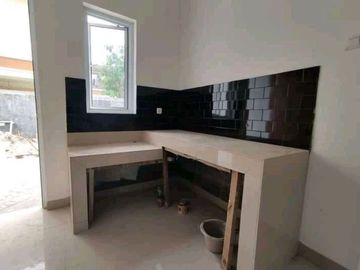Rumah 2 lantai strategis,free biaya biaya,bonus AC dan Toren