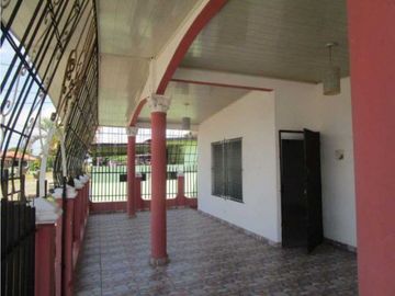 VENDO CASA EN LA CHORRERA BARRIO BALBOA 2R