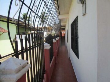 VENDO CASA EN LA CHORRERA BARRIO BALBOA 2R
