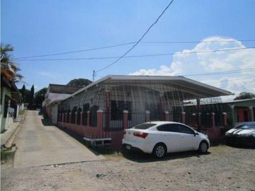 VENDO CASA EN LA CHORRERA BARRIO BALBOA 2R