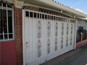 VENDO CASA EN LA CHORRERA BARRIO BALBOA 2R