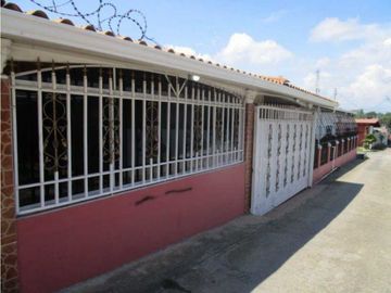 VENDO CASA EN LA CHORRERA BARRIO BALBOA 2R