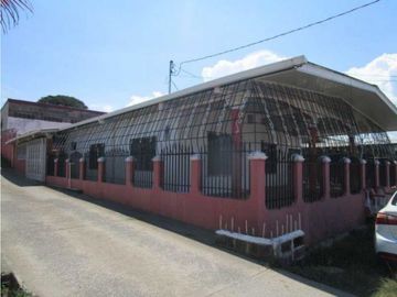 VENDO CASA EN LA CHORRERA BARRIO BALBOA 2R