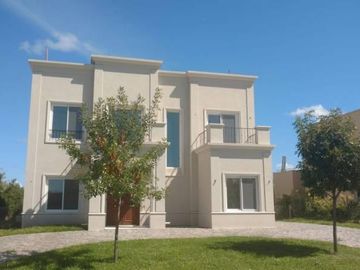 Casa al lago 4 dormitorios a estrenar en San Francisco