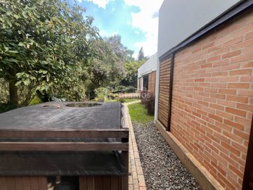 casa en venta en loma de las brujas. Cod V776826